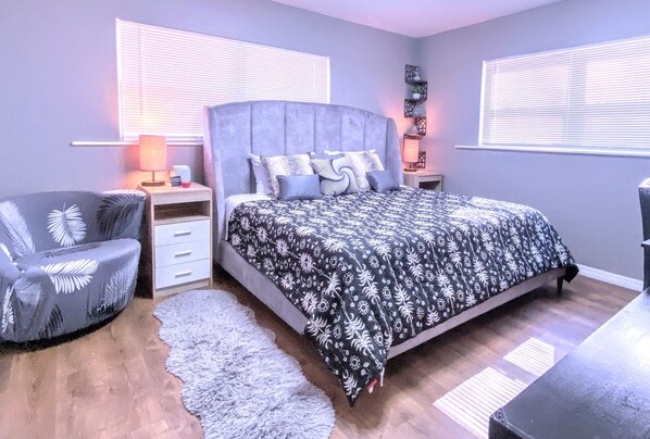 3 bedrooms, in-room safe, desk, free WiFi