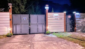 المنطقة المحيطة بالمنشأة