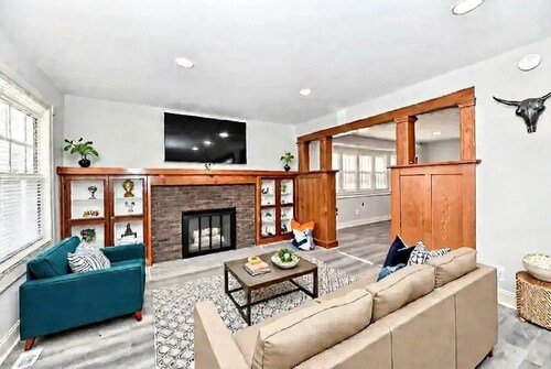 Fantastic 4-bedroom house with AC in vibrant Indianapolis