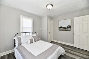 خزنة داخل الغرفة ومكواة/لوح كي وواي فاي مجانًا وملاءات أسرّة