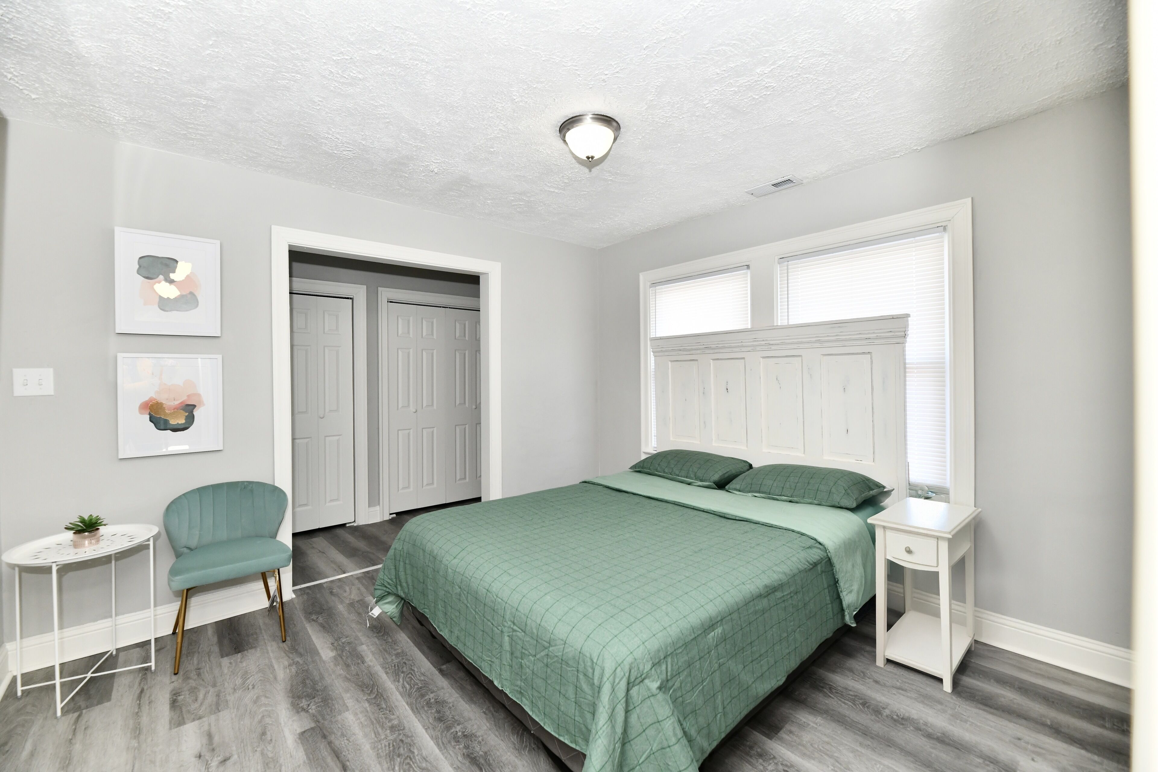 Een kluis op de kamer, een strijkplank/strijkijzer, gratis wifi