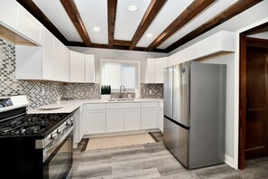 Een koelkast, een oven, een kookplaat, een vaatwasser