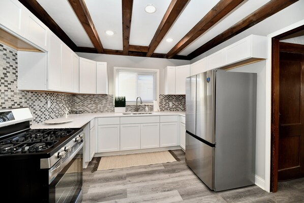 Refrigerador, horno, parrilla de estufa y lavavajillas