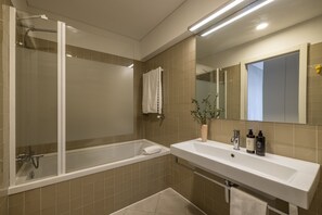 Douche, séchoir à cheveux, serviettes fournies, savon