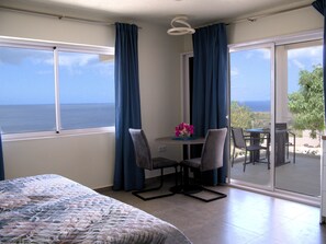 1 quarto, cofres nos quartos, ferros/tábuas de passar roupa