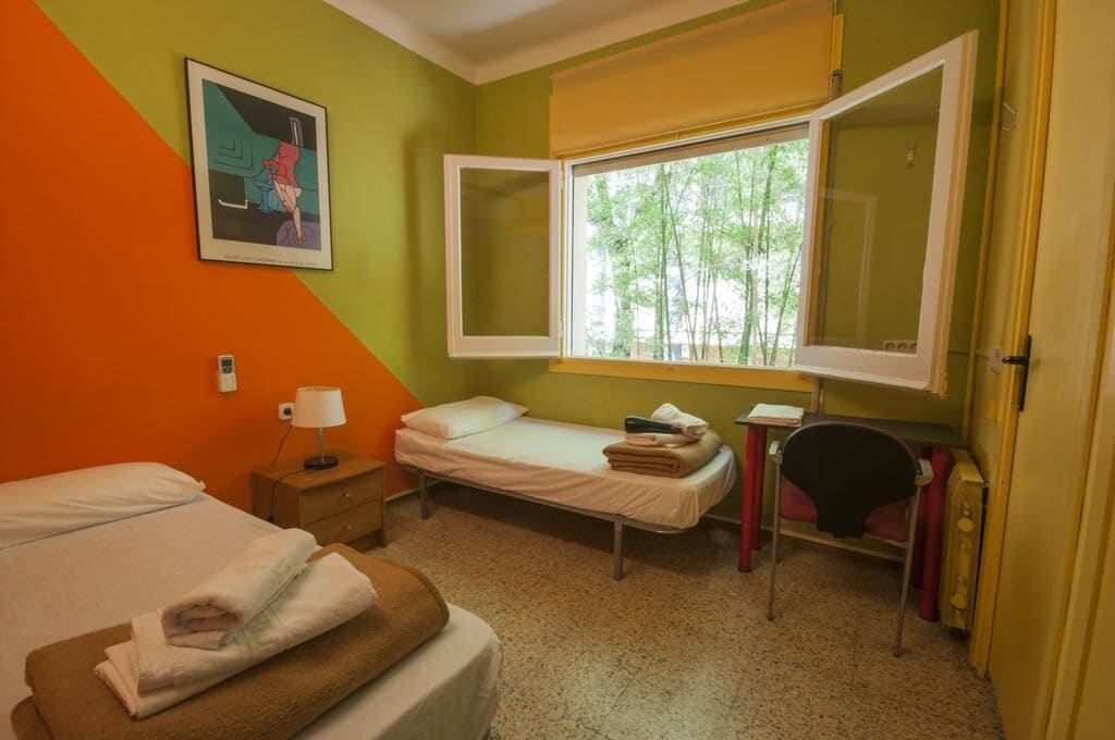 Coffres-forts dans les chambres, bureau, fer et planche à repasser