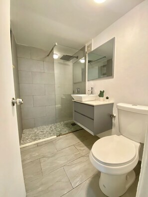 Hair dryer, towels, soap, shampoo - Condado Serenity by the Sea 2Bd/2Bth wth Parking (San Juan)