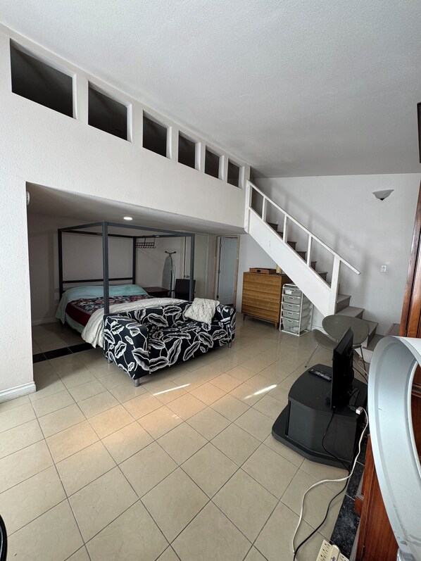 Een strijkplank/strijkijzer, wifi, beddengoed