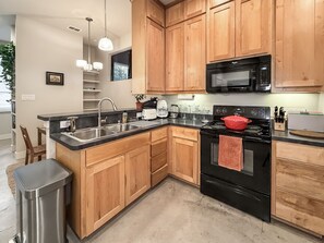Private kitchen - The College House Downtown Southside Medical District & Near Historic Fairmount (Fort Worth)