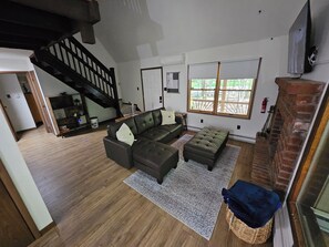 Smart TV, fireplace - Charming 3-bedroom house in lovely Albrightsville with AC, firepit and fireplace (Albrightsville)