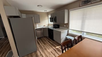 Microondas, horno, parrilla de estufa y lavavajillas