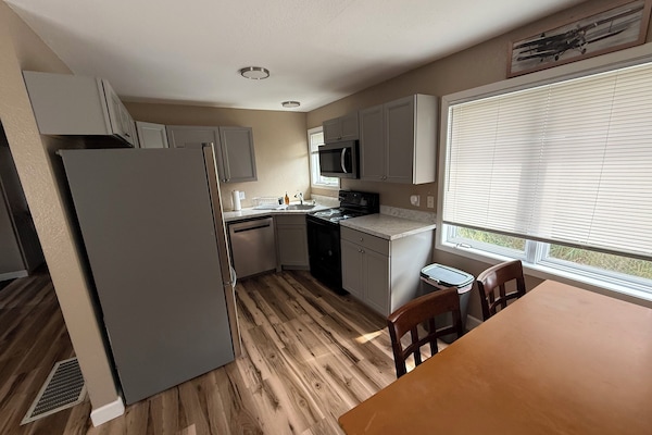 Een magnetron, een oven, een kookplaat, een vaatwasser