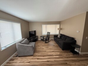 TV - Enchanting 2-bedroom apartment in Anchorage (Anchorage)