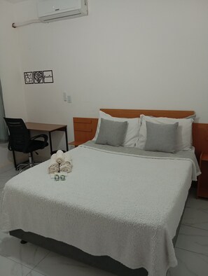 2 habitaciones, escritorio, tabla de planchar con plancha y wifi gratis 