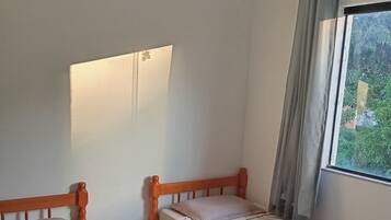2 habitaciones, escritorio, tabla de planchar con plancha y wifi gratis