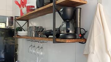 Réfrigérateur, micro-ondes, plaque de cuisson, lave-vaisselle