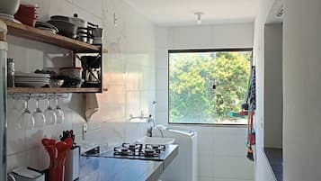 Geladeira, micro-ondas, cooktop, lava-louças