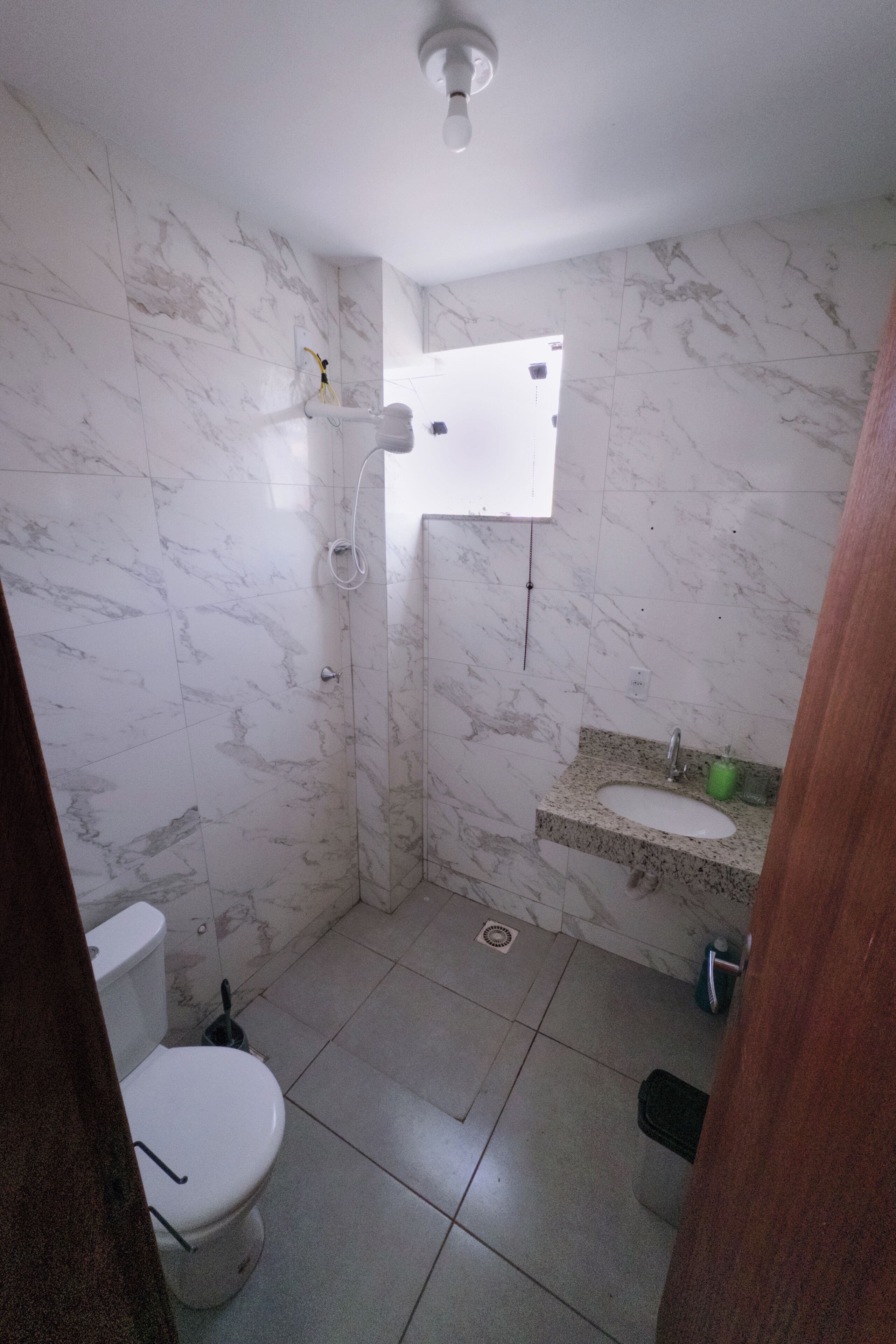 Ein Badezimmer mit Toilette, Dusche und Waschbecken.