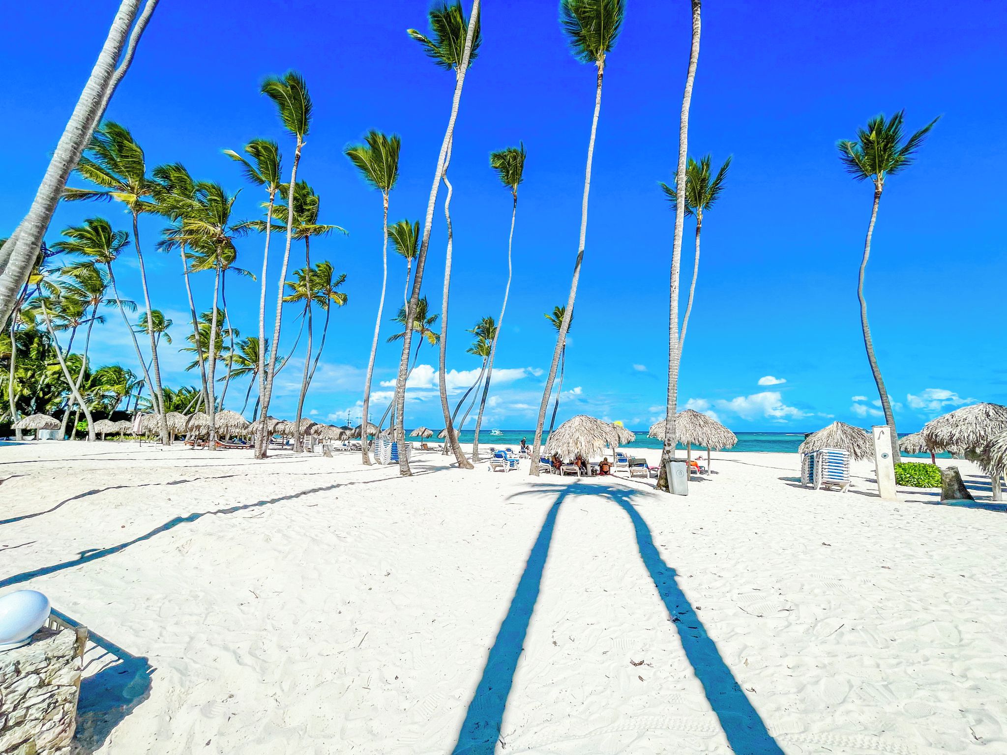 Vlak bij het strand, wit zand, strandlakens, massage op het strand