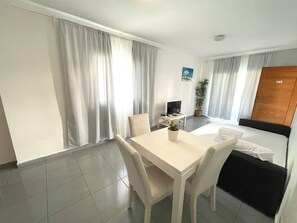 شقة تنفيذية - منظر للحديقة | تناول الطعام داخل الغرفة