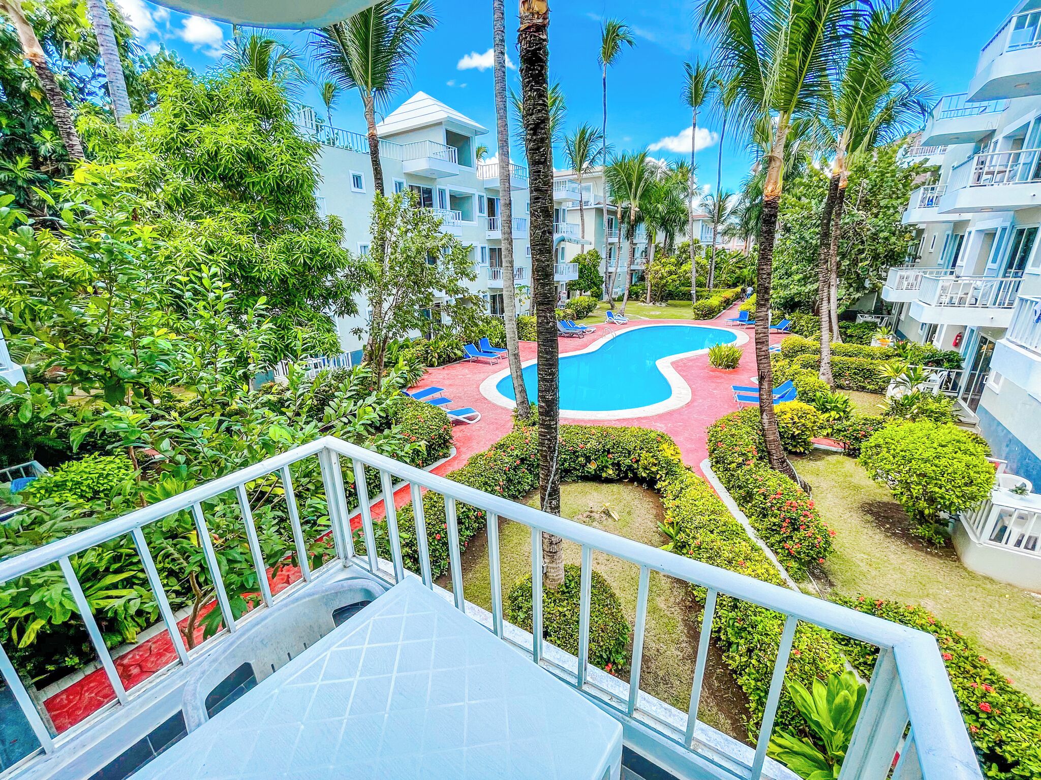 Estudio Deluxe, acceso a la alberca, vista a la alberca | Vista del balcón