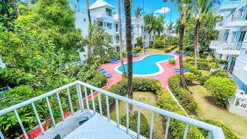 Estudio Deluxe, acceso a la alberca, vista a la alberca | Vista del balcón