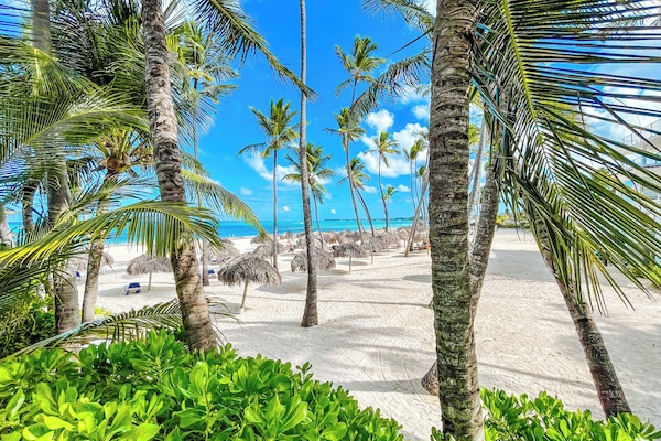 Nær stranden, hvit sand, strandhåndklær og massasje på stranden
