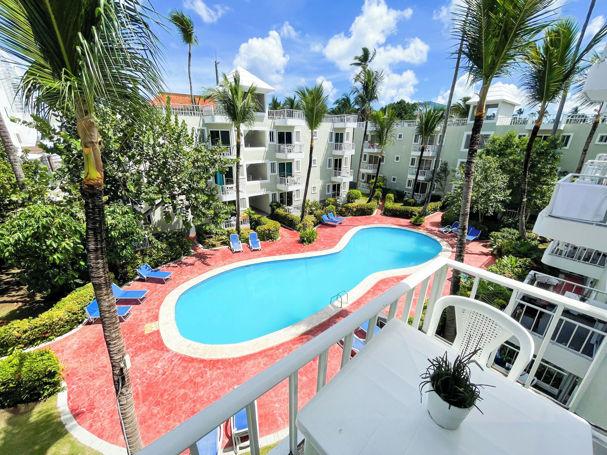 Estudio Deluxe, balcón, vista a la alberca | Vista del balcón