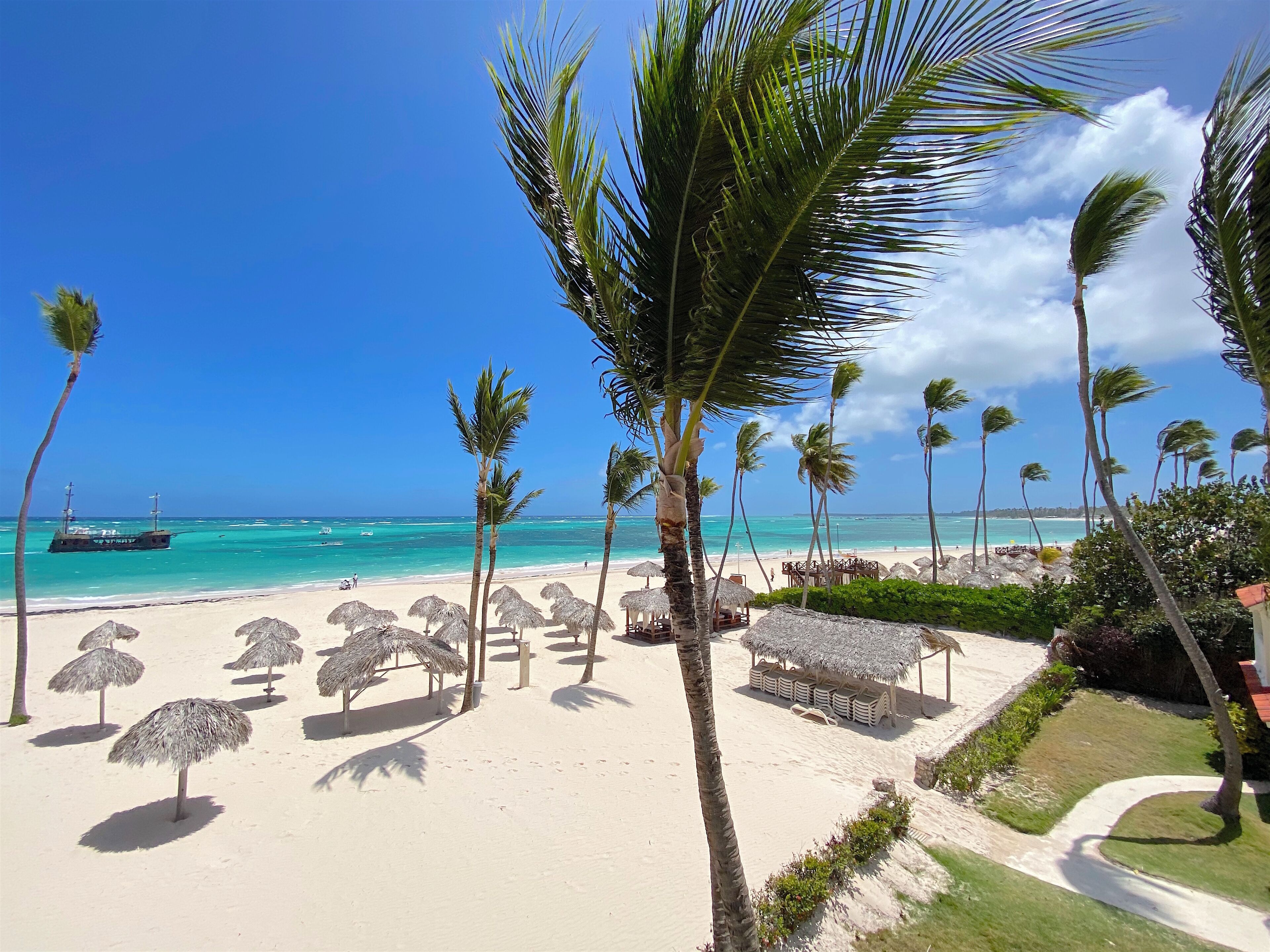 På stranden, hvit sand og 4 strandbarer