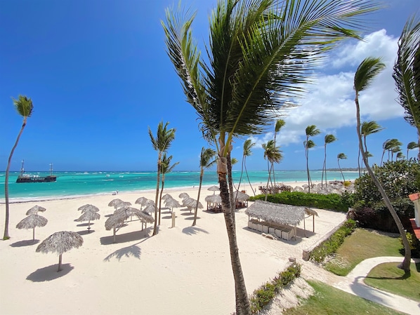 En la playa, arena blanca, 4 bares en la playa