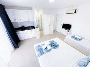 Estúdio luxo, sacada, vista para a piscina | Cozinha privada | Geladeira, micro-ondas, cooktop, cafeteira/chaleira