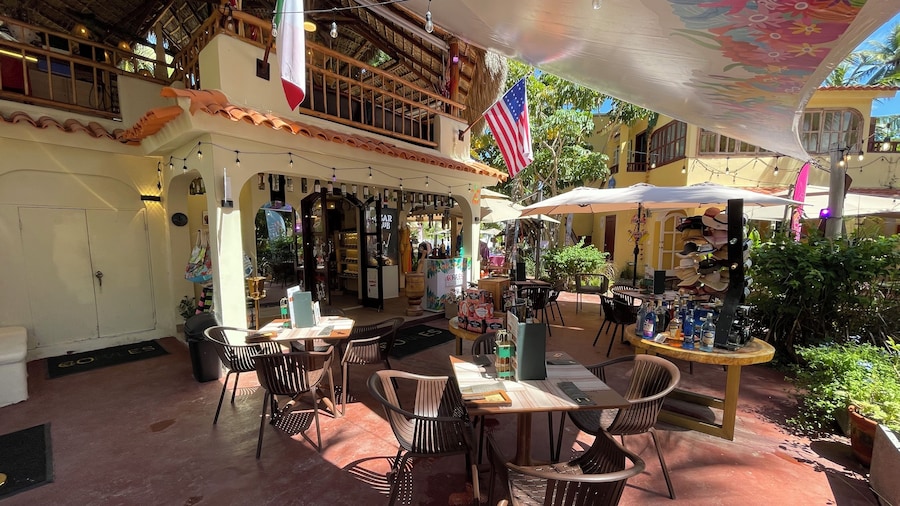 DELUXE STUDIOS HOTEL POOL AND BEACH