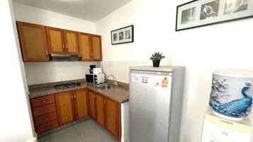 Executive appartement, uitzicht op tuin | Privékeuken | Een koelkast, een kookplaat, een koffiezetapparaat/waterkoker