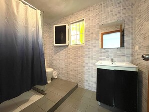 Executive Apartment, Garden View | Bathroom | Shower, free toiletries, towels, soap
