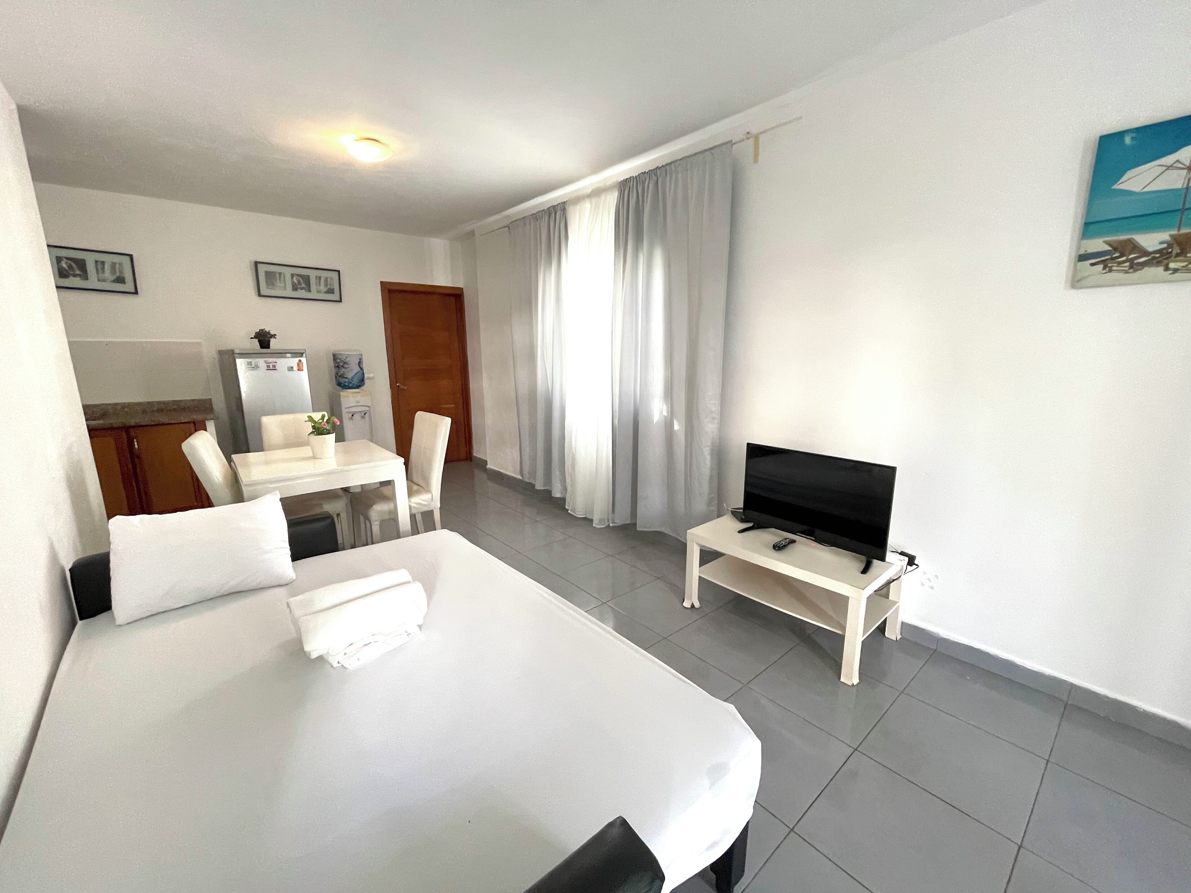 Suite ejecutiva, 1 habitación, acceso a la alberca, vista al jardín | Área de sala de estar | Televisión LCD de 32 pulgadas con canales por cable 