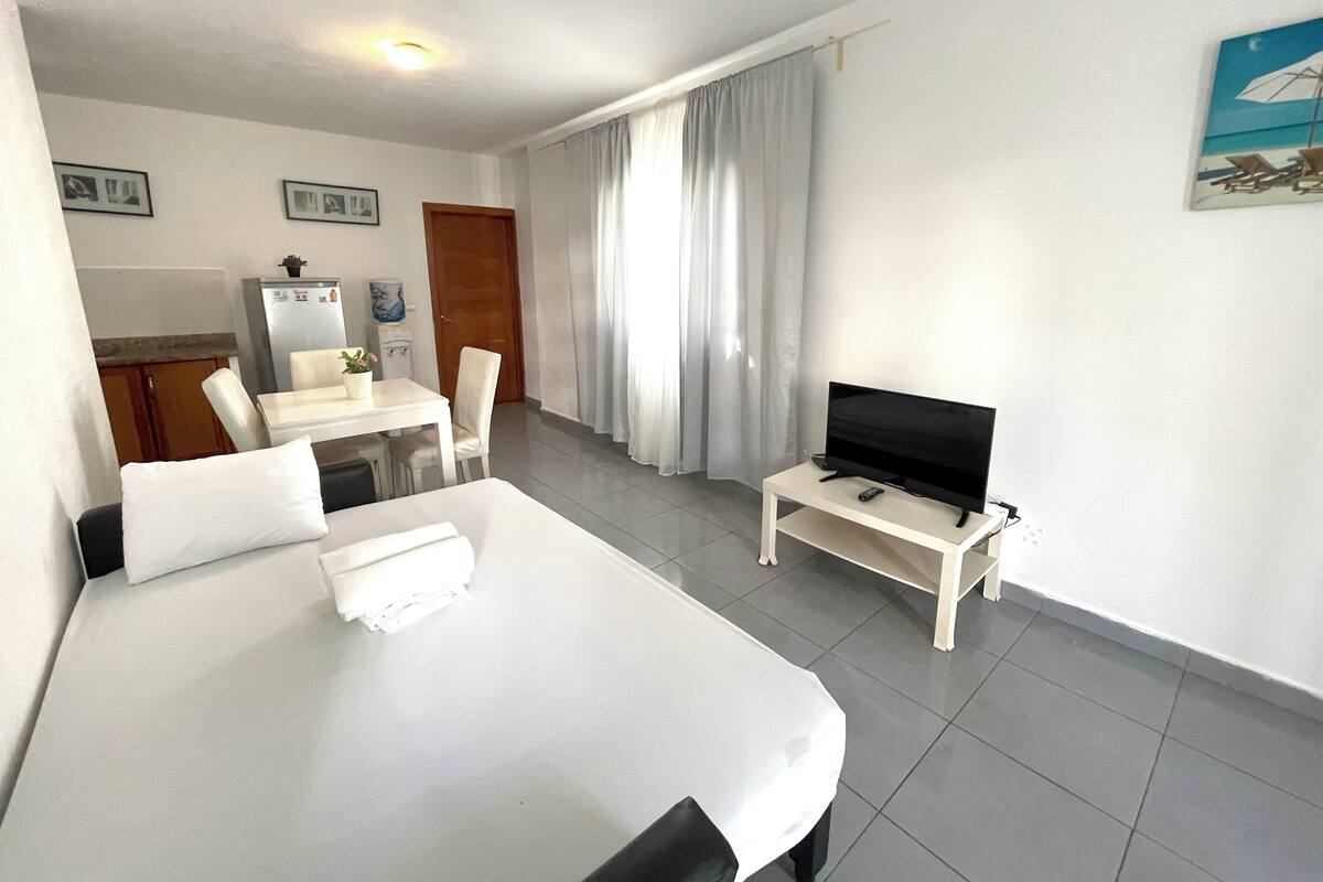 ห้องเอ็กเซกคิวทีฟสวีท, 1 ห้องนอน, ใช้สระว่ายน้ำได้, วิวสวน | บริเวณนั่งเล่น | ทีวีจอแอลซีดี 32 นิ้ว พร้อมช่องเคเบิล
