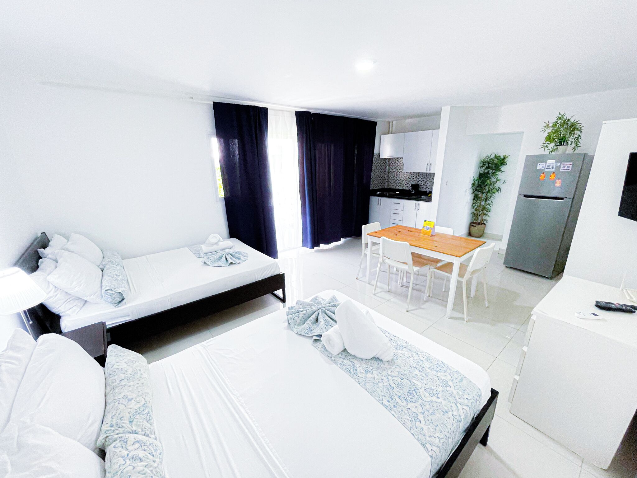 Estudio Deluxe, 2 camas Queen size, balcón, vista a la alberca | Ropa de cama de alta calidad y caja de seguridad en la habitación 