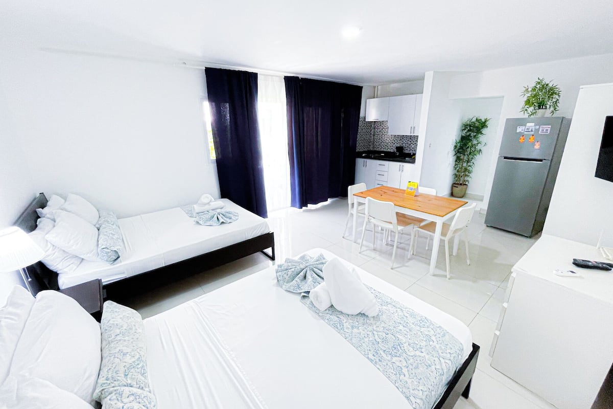 Ropa de cama de alta calidad y caja de seguridad en la habitación