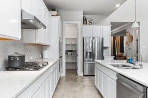 Kühlschrank, Mikrowelle, Ofen, Geschirrspüler