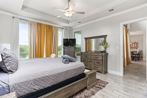 5 多间卧室、客房内保险箱、办公桌、熨斗/熨衣板