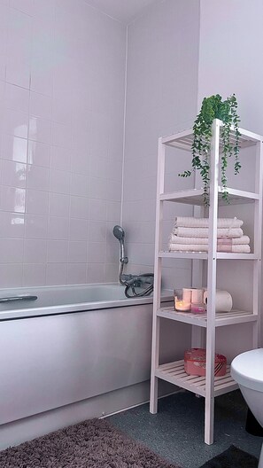 Hair dryer, towels, toilet paper - Lovely room close to the airport and city centre (Dublin)