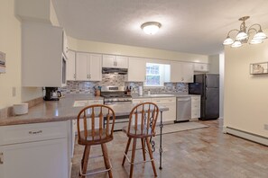 Kylskåp, mikrovågsugn, ugn och spishäll