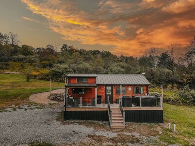 Cozy Getaway, Hot Tub & Campfire area