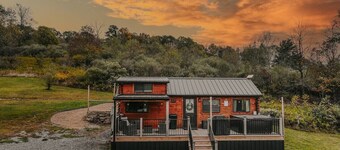 Cozy Getaway, Hot Tub & Campfire area