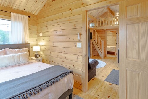 Cozy Getaway, Hot Tub & Campfire area