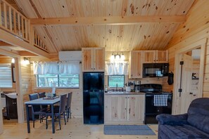 Kylskåp, mikrovågsugn, ugn och spishäll