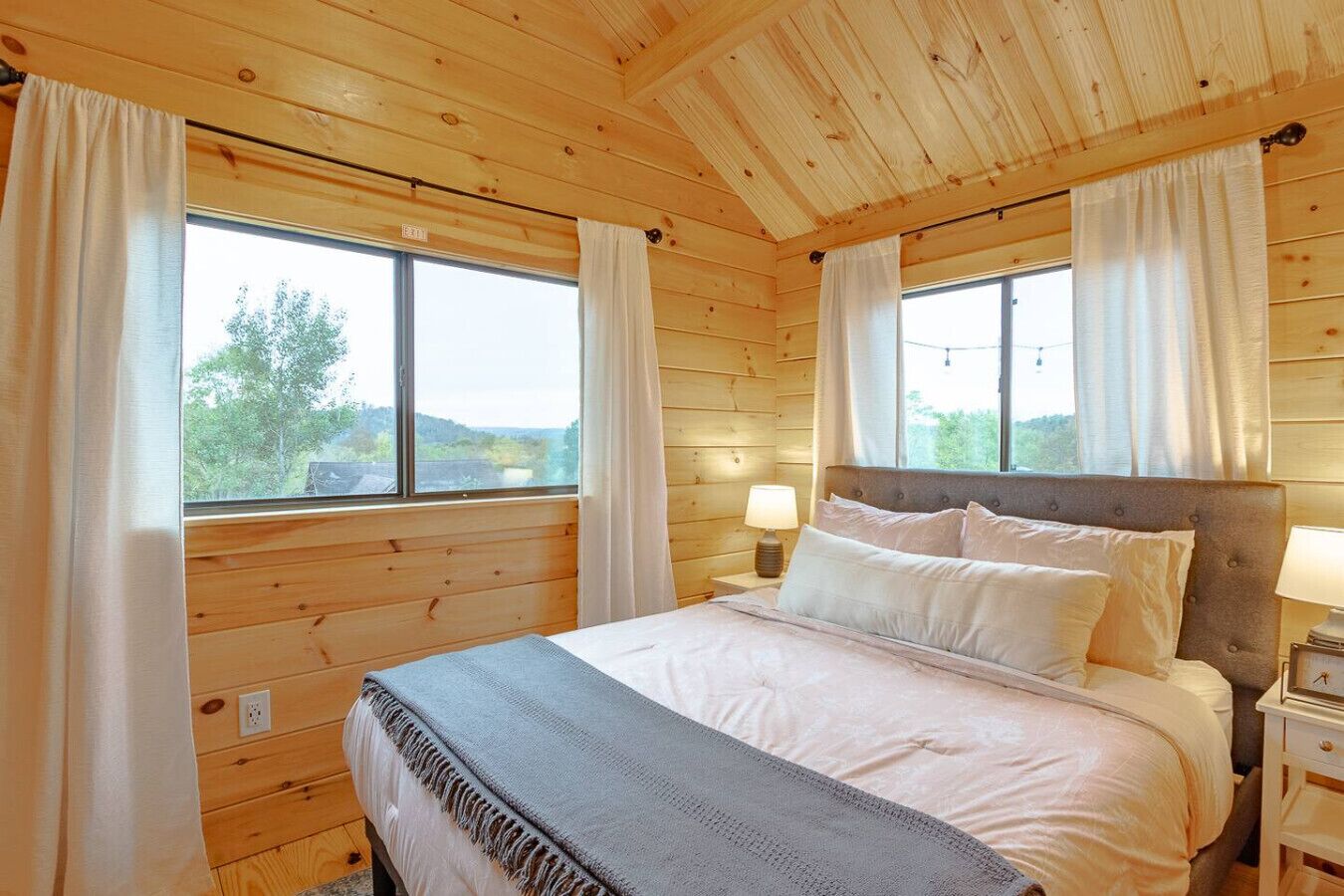 Escritorio, wifi y ropa de cama 