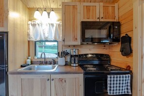 Kylskåp, mikrovågsugn, ugn och spishäll