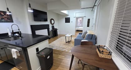 Quiet cheerful condo in the heart of OTR!