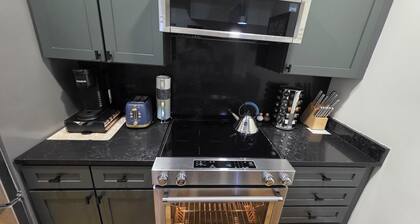 Quiet cheerful condo in the heart of OTR!